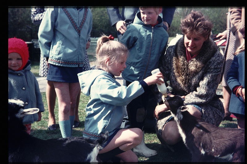02.Kinderboerderij mrt 1971 Mama,Brigitte,Peter.JPG